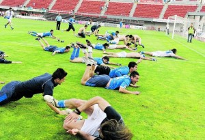 Los jugadores del Oviedo se tiran al césped del Ono Estadi para celebrar el ascenso a Segunda División B. jesús farpón, enviado especial de la nueva españa