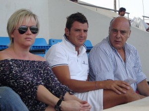 Davide Lippi, en el centro de la imagen, flanqueado por Tiziana Schipani y Antonio Stiná el domingo en el palco del estadio de Can Misses.