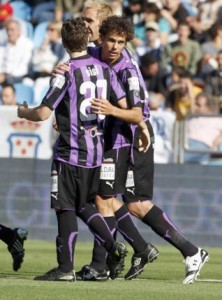 Marquitos, de frente, celebra con sus compañeros uno de los goles. EFE