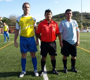 El colegiado y capitanes del partido