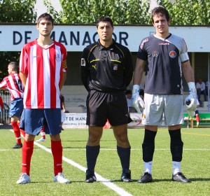 El arbitro con los capitanes del partido