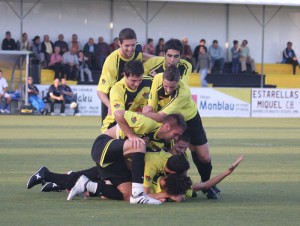 El Cardassar intentando imitar al Manacor en sus celebraciones. Foto S. Ginard