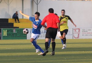 Un jugador del Calvia, intentando regatear al colegiado del partido