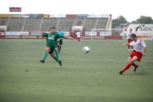 Un instante del primer partido de Liga que el Eivissa disputó frente al Sant Jordi en el estadio de Can Misses.  LORENA PORTERO