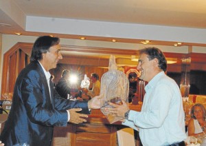 Mario Ormaechea recibe el premio por su ascenso a Tercera de manos de Miguel Ángel Portugal.  LUIS HERRERA