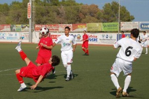 Un jugador del Sant Carles hace una chilena en el partido que su equipo jugó frente al Santa Eulalia.  LUIS HERRERA