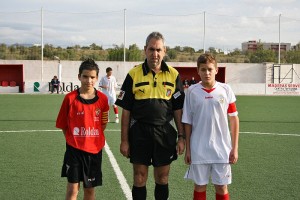 El colegiado con los capitanes del partido