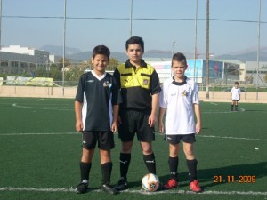 El colegiado con los capitanes del partido