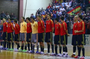 Foto de los integrantes de la selección nacional de fútbol sala antes de jugarse un encuentro.  D.I