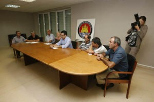 Díaz, segundo por la izquierda al fondo, en la última asamblea que celebró la entidad deportivista.  VICENT MARÍ