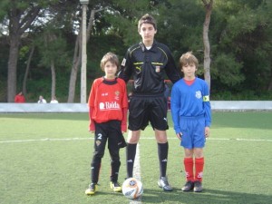 El colegiado con los capitanes del encuentro