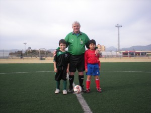 El colegiado con los capitanes del partido