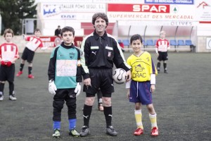 El colegiado con los capitanes del partido