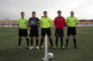 El trio arbitral con los capitanes del partido