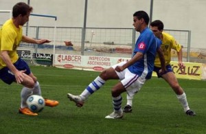 Orihuela. En la imagen, Mourad pugna un balón en el partido del domingo ante el Orihuela que supuso el séptimo empate consecutivo - Photodeporte